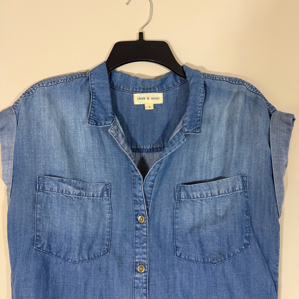 Cloth & Stone Chambray Cap Sleeve Shirt Top Size Small Button Up Chest Pockets - Picture 3 of 9